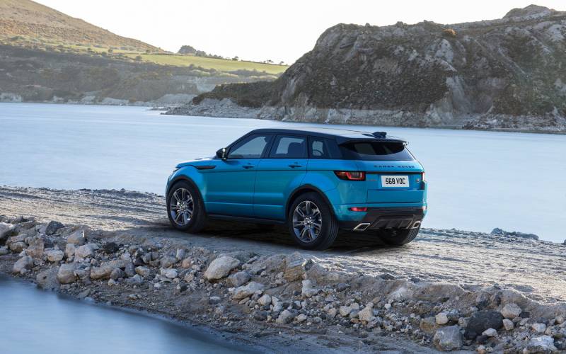 Comparison Chevrolet Traverse High Country 2021 vs Land Rover